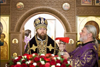 Митрополит Игнатий совершил Великое освящение Крестовоздвиженского подворья Свято-Алексиевского женского монастыря г. Саратова и Божественную литургию в новоосвященном храме