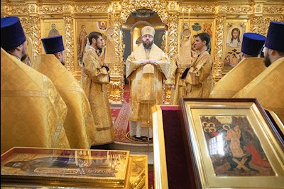 Митрополит Игнатий совершил Божественную литургию в Свято-Троицком кафедральном соборе Саратова