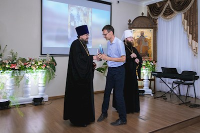Митрополит Игнатий вручил дипломы выпускникам СПДС