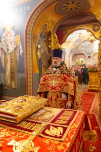 Митрополит Лонгин совершил пасхальное богослужение