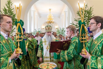 Божественная литургия в соединении с вечерней в Свято-Троицком кафедральном соборе г. Вольска
