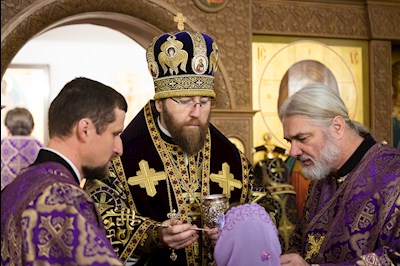 Митрополит Игнатий совершил Великое освящение Крестовоздвиженского подворья Свято-Алексиевского женского монастыря г. Саратова и Божественную литургию в новоосвященном храме