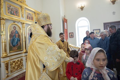 Митрополит Игнатий совершил Божественную литургию в Трехсвятительском храме г. Саратова