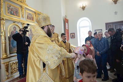 Митрополит Игнатий совершил Божественную литургию в Трехсвятительском храме г. Саратова