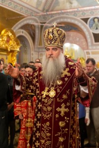 Митрополит Лонгин совершил пасхальное богослужение