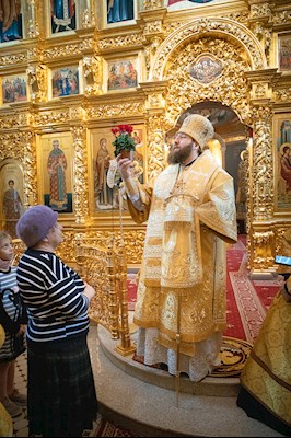 Митрополит Игнатий совершил Божественную литургию в Свято-Троицком кафедральном соборе Саратова