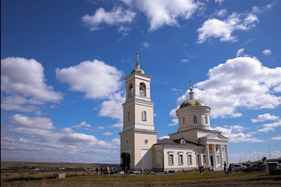 Митрополит Игнатий совершил Божественную литургию в храме Новомучеников и исповедников Саратовских г. Саратова