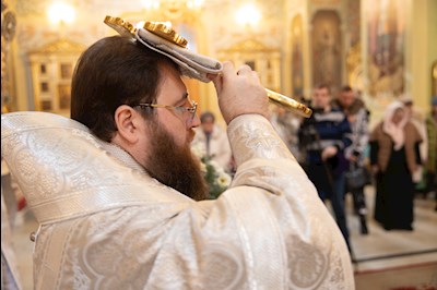 Митрополит Игнатий совершил Великую вечерню в соединении с Литургией святителя Василия Великого и чин Великого освящения воды в Покровском соборе г. Саратова