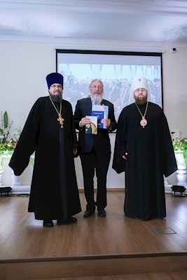 Митрополит Игнатий вручил дипломы выпускникам СПДС