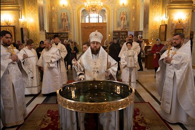 Митрополит Игнатий совершил Великую вечерню в соединении с Литургией святителя Василия Великого и чин Великого освящения воды в Покровском соборе г. Саратова
