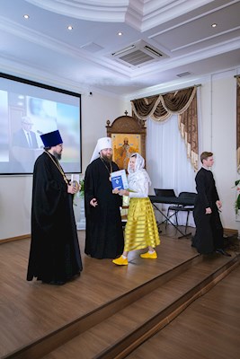 Митрополит Игнатий вручил дипломы выпускникам СПДС