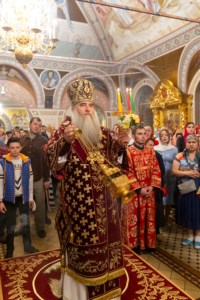 Митрополит Лонгин совершил пасхальное богослужение
