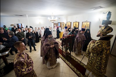 Митрополит Игнатий совершил Великое освящение Крестовоздвиженского подворья Свято-Алексиевского женского монастыря г. Саратова и Божественную литургию в новоосвященном храме