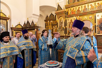 Божественная литургия на Архиерейском подворье – в храме в честь иконы Божией Матери «Утоли моя печали» г. Саратова