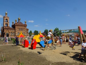На территории Крестовоздвиженского храма г.Хвалынска установлена детская игровая площадка