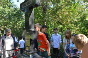 Учащихся воскресной школы Петропавловского храма познакомили с местами захоронения подвижников веры на Воскресенском кладбище