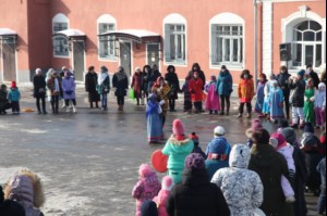 На традиционный зимний праздник в Покровском храме пригласили членов общества слепых и подопечных центра помощи семье и детям