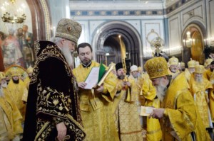 Митрополит Лонгин сослужил Святейшему Патриарху Кириллу на Литургии в Храме Христа Спасителя в годовщину его интронизации