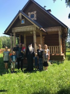 Божественная литургия в храме-часовне в честь иконы Божией Матери «Достойно есть» с. Великово (Костромская область)