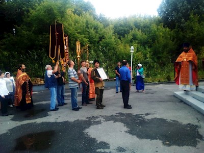 Крестный ход от храма мученицы Софии до храма святых Царственных страстотерпцев г. Саратова