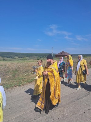 По Ягодной Поляне прошел крестный ход
