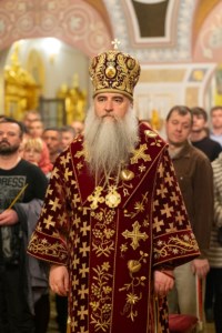 Митрополит Лонгин совершил пасхальное богослужение