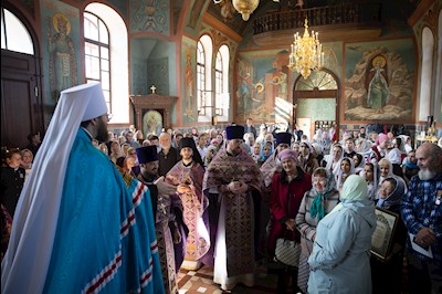 Митрополит Игнатий совершил Божественную литургию в Крестовоздвиженском храме г. Хвалынска