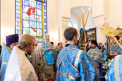 Божественная литургия на Архиерейском подворье – в храме в честь иконы Божией Матери «Утоли моя печали» г. Саратова
