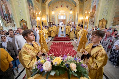Митрополит Игнатий совершил Божественную литургию в Покровском соборе г. Саратова