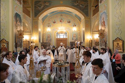 Митрополит Игнатий совершил Великую вечерню в соединении с Литургией святителя Василия Великого и чин Великого освящения воды в Покровском соборе г. Саратова