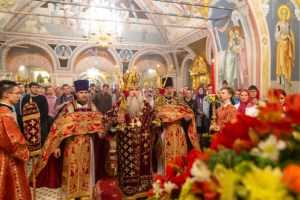 Митрополит Лонгин совершил пасхальное богослужение