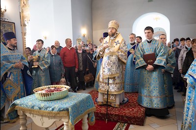 Митрополит Игнатий совершил Божественную литургию в Покровском храме г. Петровска