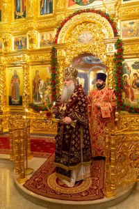 Митрополит Лонгин совершил пасхальное богослужение