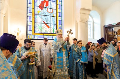 Божественная литургия на Архиерейском подворье – в храме в честь иконы Божией Матери «Утоли моя печали» г. Саратова
