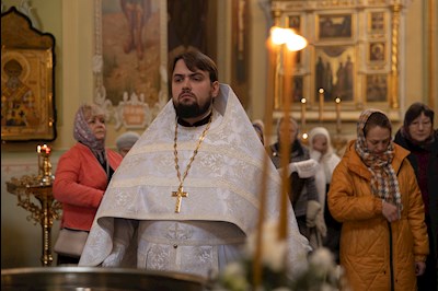 Митрополит Игнатий совершил Великую вечерню в соединении с Литургией святителя Василия Великого и чин Великого освящения воды в Покровском соборе г. Саратова