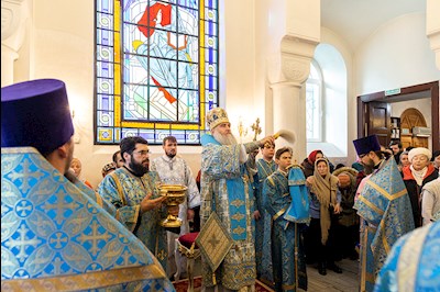 Божественная литургия на Архиерейском подворье – в храме в честь иконы Божией Матери «Утоли моя печали» г. Саратова