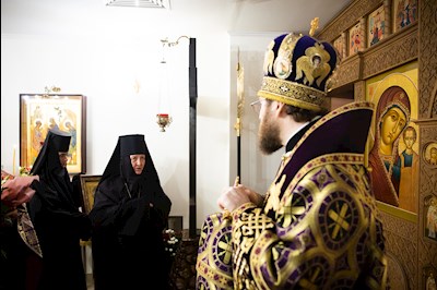 Митрополит Игнатий совершил Великое освящение Крестовоздвиженского подворья Свято-Алексиевского женского монастыря г. Саратова и Божественную литургию в новоосвященном храме