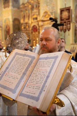 Митрополит Игнатий совершил Великую вечерню в соединении с Литургией святителя Василия Великого и чин Великого освящения воды в Покровском соборе г. Саратова