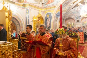 Митрополит Лонгин совершил пасхальное богослужение