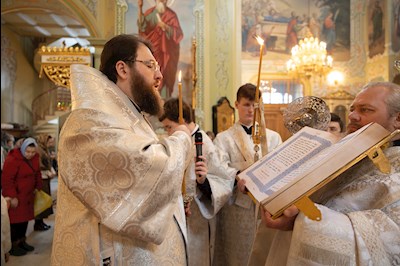 Митрополит Игнатий совершил Великую вечерню в соединении с Литургией святителя Василия Великого и чин Великого освящения воды в Покровском соборе г. Саратова