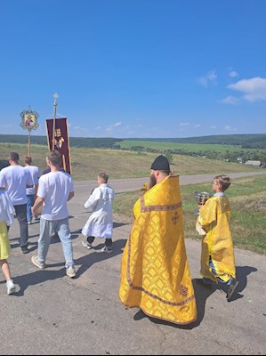 По Ягодной Поляне прошел крестный ход