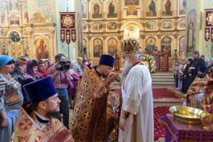 Вечерня в соединении с Литургией Василия Великого и чин умовения ног в храме в честь Покрова Пресвятой Богородицы г. Саратова