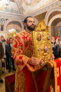 Митрополит Лонгин совершил пасхальное богослужение