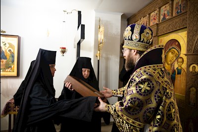 Митрополит Игнатий совершил Великое освящение Крестовоздвиженского подворья Свято-Алексиевского женского монастыря г. Саратова и Божественную литургию в новоосвященном храме
