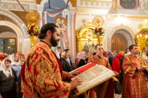 Митрополит Лонгин совершил пасхальное богослужение
