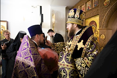 Митрополит Игнатий совершил Великое освящение Крестовоздвиженского подворья Свято-Алексиевского женского монастыря г. Саратова и Божественную литургию в новоосвященном храме