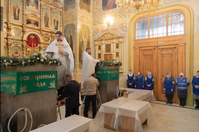 Митрополит Игнатий совершил Великую вечерню в соединении с Литургией святителя Василия Великого и чин Великого освящения воды в Покровском соборе г. Саратова