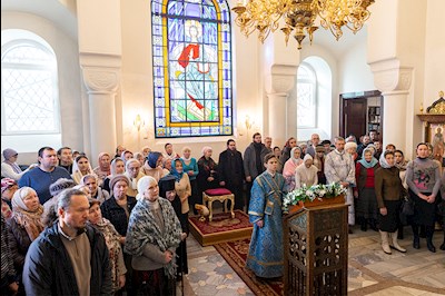 Божественная литургия на Архиерейском подворье – в храме в честь иконы Божией Матери «Утоли моя печали» г. Саратова