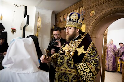 Митрополит Игнатий совершил Великое освящение Крестовоздвиженского подворья Свято-Алексиевского женского монастыря г. Саратова и Божественную литургию в новоосвященном храме