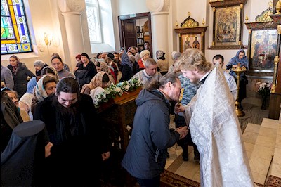 Божественная литургия на Архиерейском подворье – в храме в честь иконы Божией Матери «Утоли моя печали» г. Саратова